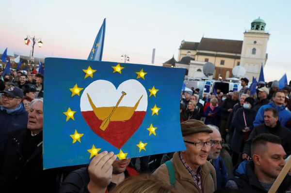Asmuo laiko plakatą per mitingą, remiantį Lenkijos narystę Europos Sąjungoje. - Sputnik Lietuva