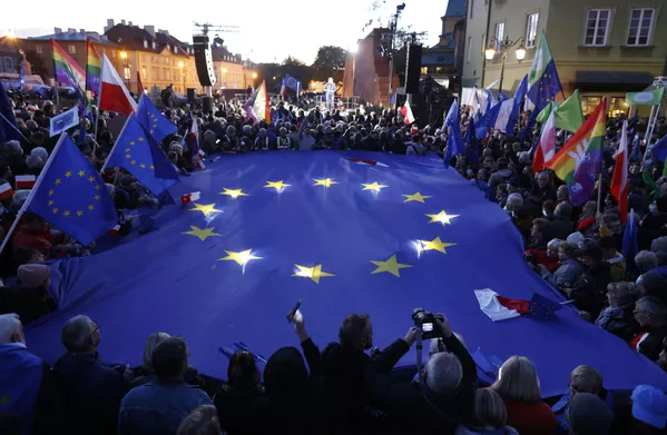 Dalyviai laiko didelę ES vėliavą, dalyvaudami ES pritariančioje demonstracijoje po Konstitucinio Teismo sprendimo prieš ES teisės viršenybę Lenkijoje, Varšuvoje, 2021 metų spalio 10 dieną. Mitinge susirinko dešimtys tūkstančių lenkų, kurie gynė savo šalies narystę ES. Šias demonstracijas sušaukė buvęs ES vadovas Donaldas Tuskas, dabar pagrindinės šalies opozicijos grupuotės "Pilietinė platforma" lyderis, perspėjęs apie "Polexit" perspektyvą. Dalyviai laiko didelę ES vėliavą, dalyvaudami ES pritariančioje demonstracijoje po Konstitucinio Teismo sprendimo prieš ES teisės viršenybę Lenkijoje, Varšuvoje, 2021 metų spalio 10 dieną. Mitinge susirinko dešimtys tūkstančių lenkų, kurie gynė savo šalies narystę ES. Šias demonstracijas sušaukė buvęs ES vadovas Donaldas Tuskas, dabar pagrindinės šalies opozicijos grupuotės "Pilietinė platforma" lyderis, perspėjęs apie "Polexit" perspektyvą. - Sputnik Lietuva