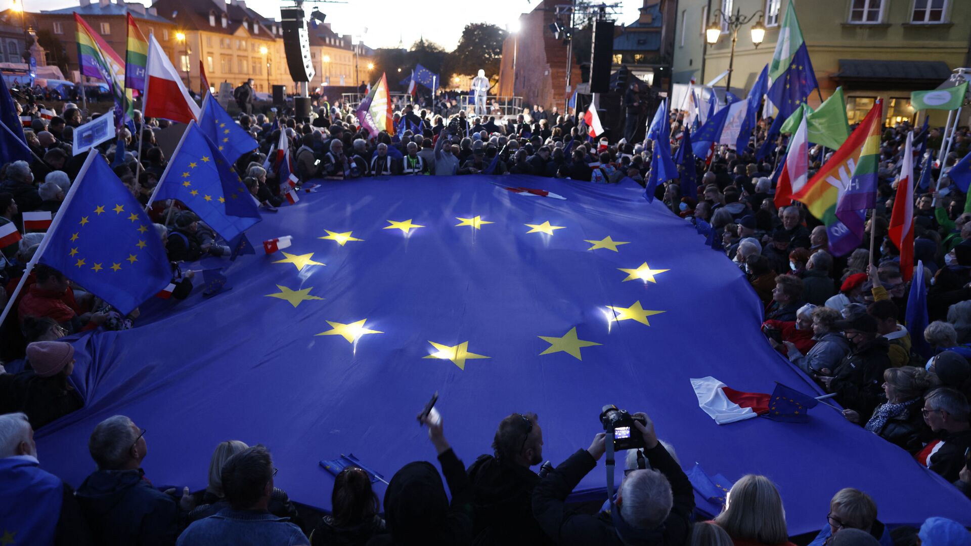 Протестующие с флагом ЕС во время демонстрации за Евросоюз в Варшаве  - Sputnik Lietuva, 1920, 27.10.2021