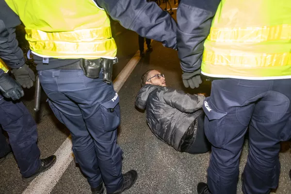 Lenkijos policijos pareigūnai susidūrė su protestuotojais per ES pritariančią demonstraciją po Konstitucinio Teismo sprendimo prieš ES teisės viršenybę Lenkijoje, priešais Karališkąją pilį Varšuvos centrinėje aikštėje. Lenkijos policijos pareigūnai susidūrė su protestuotojais per ES pritariančią demonstraciją po Konstitucinio Teismo sprendimo prieš ES teisės viršenybę Lenkijoje, priešais Karališkąją pilį Varšuvos centrinėje aikštėje. - Sputnik Lietuva