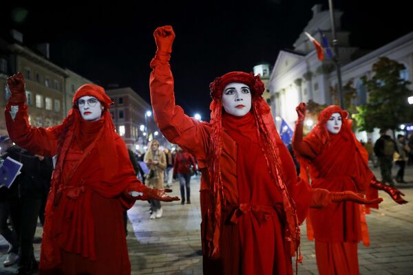Protestuotojai su kostiumais dalyvavo mitinge, palaikančiame Lenkijos narystę Europos Sąjungoje. - Sputnik Lietuva