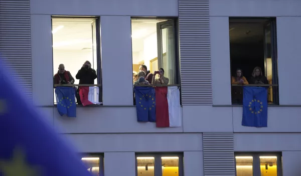 Lenkijos gyventojai prie langų pakabina ES ir Lenkijos vėliavas, remdami Lenkijos narystę ES. Lenkijos gyventojai prie langų pakabina ES ir Lenkijos vėliavas, remdami Lenkijos narystę ES. - Sputnik Lietuva