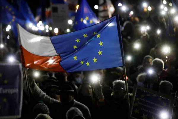 Žmonės mitinge palaiko Lenkijos narystę Europos Sąjungoje, laikydami vėliavas ir uždegdami mobiliuosiuose telefonuose esančią švieselę. Žmonės mitinge palaiko Lenkijos narystę Europos Sąjungoje, laikydami vėliavas ir uždegdami mobiliuosiuose telefonuose esančią švieselę. - Sputnik Lietuva