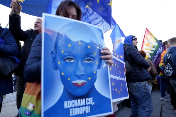 Moteris laiko plakatą, kuriuo išreiškiamas Lenkijos narystės ES palaikymas. - Sputnik Lietuva