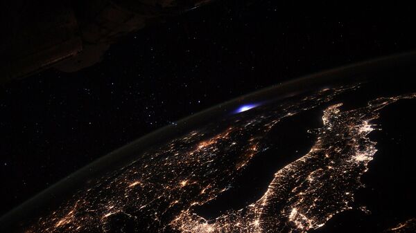 Удар молнии с кратковременным свечением в верхних слоях атмосферы - Sputnik Литва