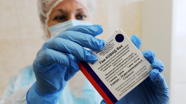 Медицинская сестра держит в руках коробку с вакциной Гам-Ковид-Вак (Спутник V), архивное фото - Sputnik Литва