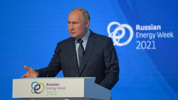 Президент России Владимир Путин на пленарном заседании форума Российская энергетическая неделя - Sputnik Литва