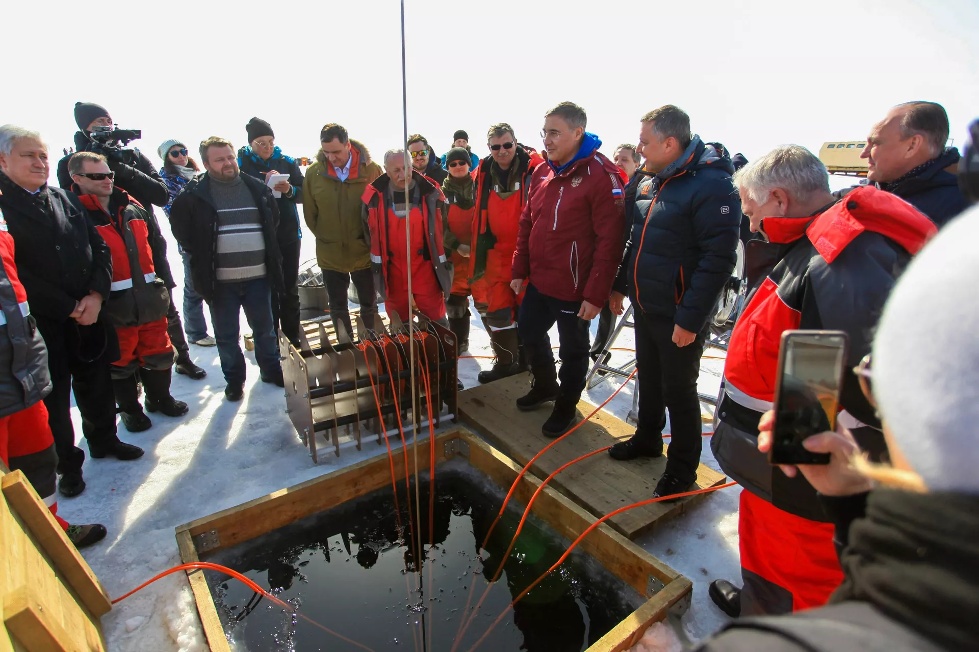 Спуск глубоководного нейтринного телескопа Baikal-GVD на Байкале Спуск глубоководного нейтринного телескопа Baikal-GVD на Байкале - Sputnik Lietuva, 1920, 13.10.2021