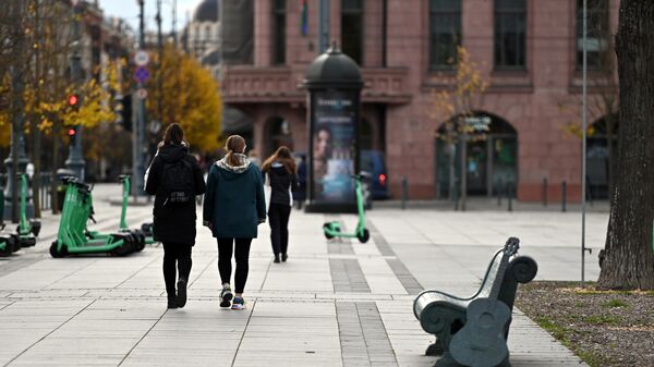 Люди на улице в Вильнюсе - Sputnik Литва
