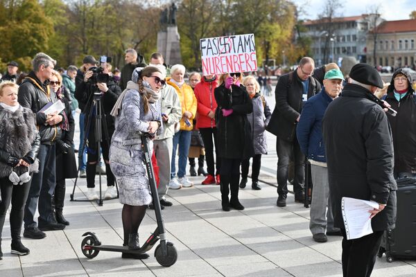 На фото: участники акции против ограничений из-за коронавируса. - Sputnik Литва