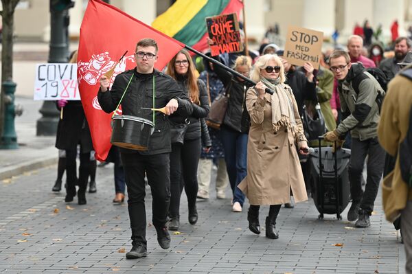 Protestuotojai susirinko Katedros aikštėje, o paskui Gedimino prospektu ėjo link Vyriausybės pastato. - Sputnik Lietuva