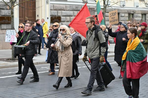 Участники выступают против коронавирусных ограничений и считают, что власти применяют репрессивные меры к непривитым. - Sputnik Литва