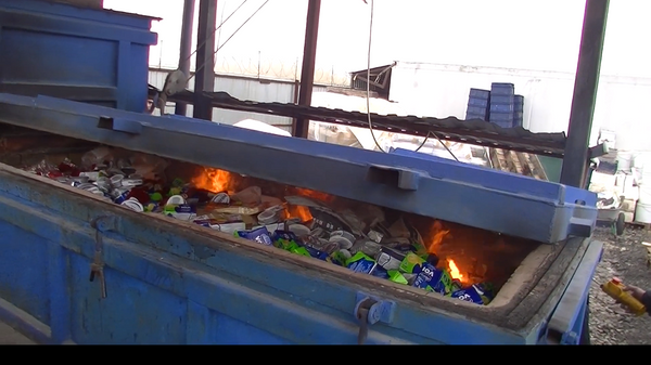 Сожгли сыр и колбасы: в России сняли на видео уничтожение продуктов из ЕС - Sputnik Литва