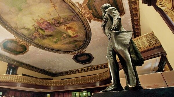 Trečiojo JAV prezidento Tomaso Džefersono statula Niujorko miesto merijos komisijos salėje - Sputnik Lietuva