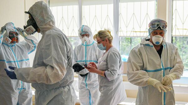 Врачи надевают защитные костюмы в больнице, архивное фото - Sputnik Литва