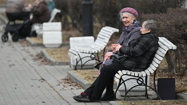Пожилые женщины сидят на скамейке в парке, архивное фото - Sputnik Литва