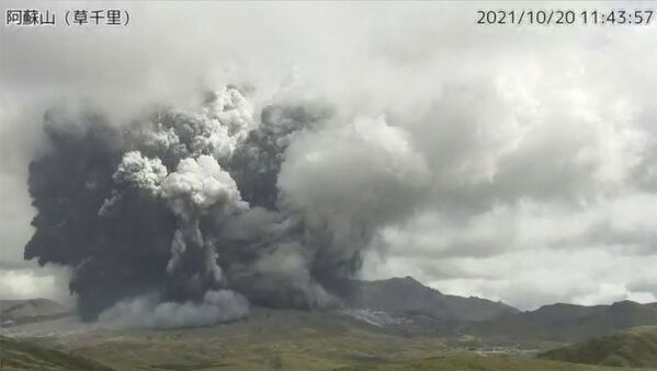Šiame stebėjimo kameros vaizde, kurį paskelbė Japonijos meteorologijos agentūra, matomas virš Aso ugnikalnio pakilęs pelenų debesis. - Sputnik Lietuva
