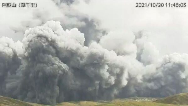 Vaizdo įrašas iš Japonijos meteorologijos agentūros tiesioginės transliacijos rodo Aso ugnikalnio išsiveržimą. - Sputnik Lietuva
