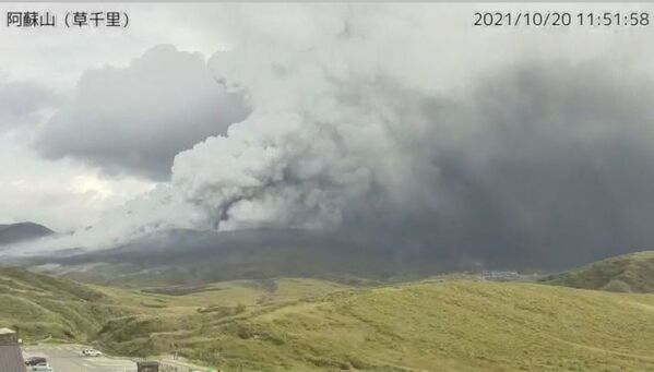 Ugnikalnio išsiveržimas įvyko Japonijos pietvakariuose, Kumamoto prefektūroje. Ugnikalnis išmetė pelenų ir dūmų koloną į 3 500 metrų aukštį. Užfiksuotas vulkaninių akmenų išmetimas vieno kilometro atstumu. - Sputnik Lietuva