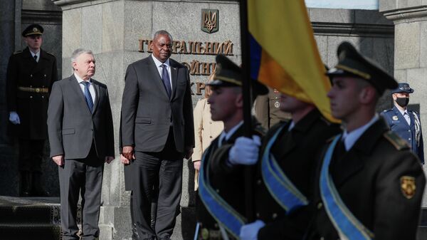 JAV gynybos sekretorius Loidas Ostinas ir Ukrainos gynybos ministras Andrejus Taranas per susitikimą Kijeve - Sputnik Lietuva