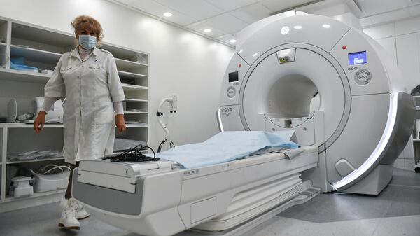 Магнитно-резонансный томограф в медицинском центре, архивное фото - Sputnik Литва
