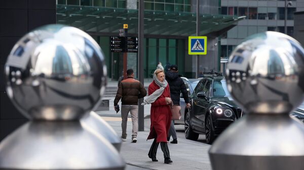 Люди возле международного делового центра Москва-Сити, архивное фото - Sputnik Литва