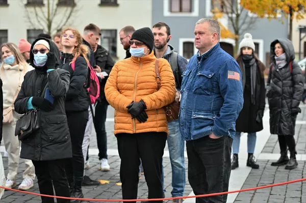 Iki šiol panardinimo į ledinį vandenį laiko rekordas priklausė prancūzui Romenui Vandendorpui, jam pavyko išbūti daugiau nei pustrečios valandos. - Sputnik Lietuva