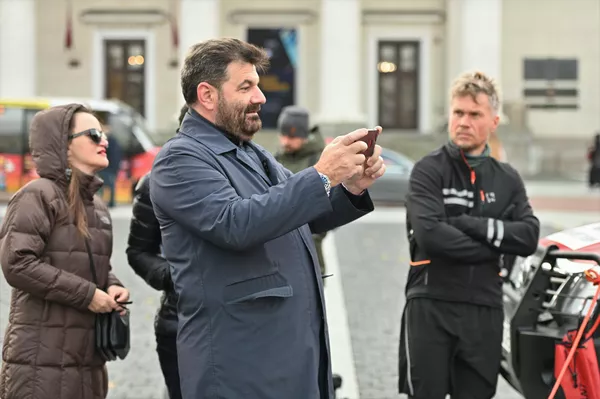 Romanovskis daugelį metų išbandė save, plaukdamas lediniame vandenyje ir žiemą važinėdamas dviračiu tik su apatiniais. Dėl to jis vadinamas &quot;šaltuoju žmogumi&quot;. - Sputnik Lietuva