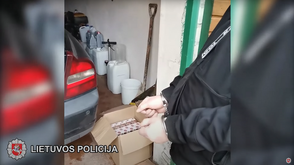 Литовские полицейские пресекли незаконную торговлю и хранение нелегальной продукции - Sputnik Литва
