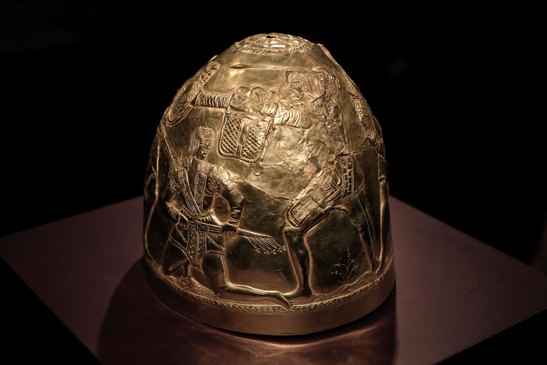 Cкифский золотой шлем в историческом музее Алларда Пирсона в Амстердаме - Sputnik Lietuva, 1920, 27.10.2021