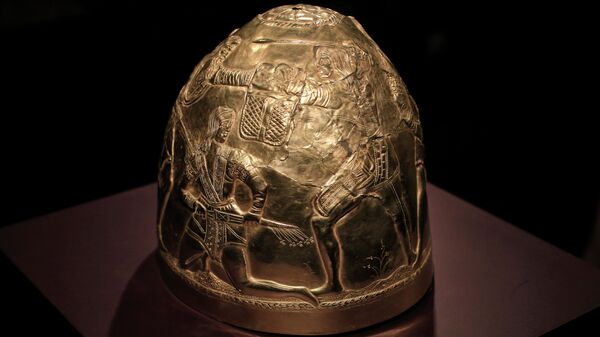 Cкифский золотой шлем в историческом музее Алларда Пирсона в Амстердаме - Sputnik Литва