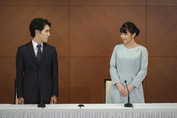Buvusi Japonijos princesė Mako ir ir jos vyras Kei Komuro spalio 26 dieną viešbutyje Tokijuje spaudos konferencijoje, skirtoje paskelbti apie savo santuoką.  - Sputnik Lietuva