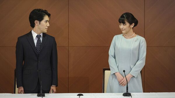 Бывшая принцесса Мако с мужем Кэй Комуро на пресс-конференции после свадьбы в Токио  - Sputnik Lietuva
