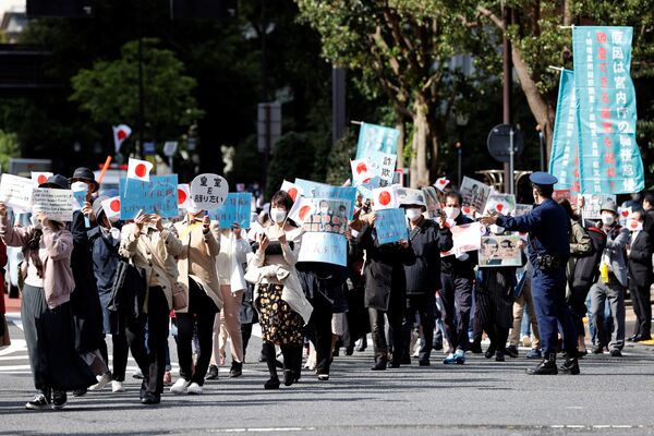 Protestuotojai laiko plakatus per eitynes prieš Japonijos princesės Mako ir jos sužadėtinio Kei Komuro santuoką. - Sputnik Lietuva