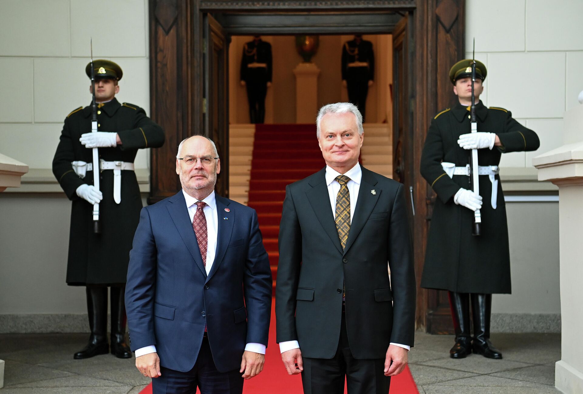 Президент Литвы Гитанас Науседа и президент Эстонии Алар Карис - Sputnik Литва, 1920, 27.10.2021