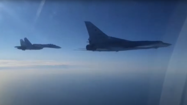 Полет дальних бомбардировщиков Ту-22м3 над нейтральными водами Черного моря - Sputnik Литва