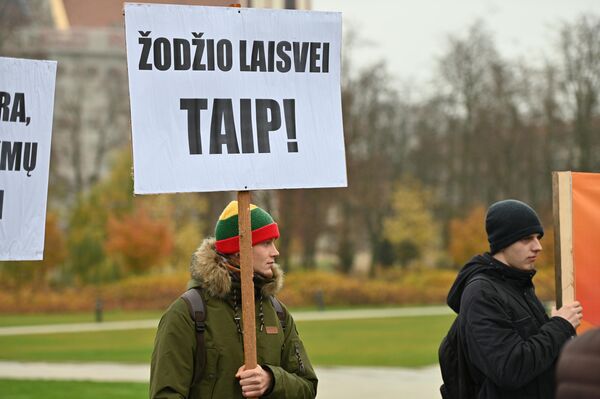 Plakatas su užrašu: &quot;Žodžio laisvei TAIP&quot;. - Sputnik Lietuva