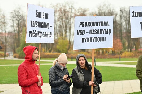 Protestuotojai su plakatais: &quot;Šalis be teisingumo – plėšikų gauja&quot;, &quot;Prokuratūra, VSD – užsakymų vykdytojai&quot;. - Sputnik Lietuva