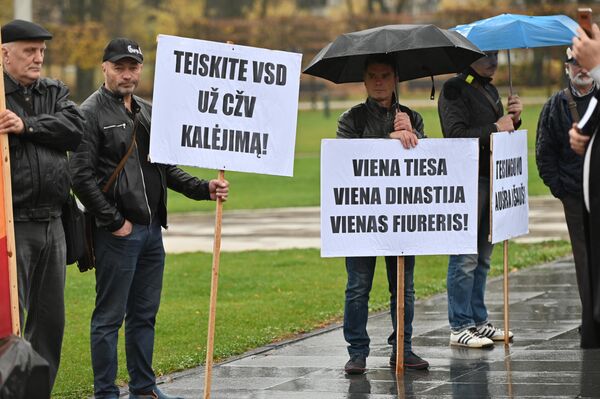 Piliečiai per mitingą Vilniuje su plakatais: &quot;Teiskite VSD už CŽV kalėjimą&quot; ir &quot;Viena tiesa, viena dinastija, vienas fiureris&quot;. - Sputnik Lietuva