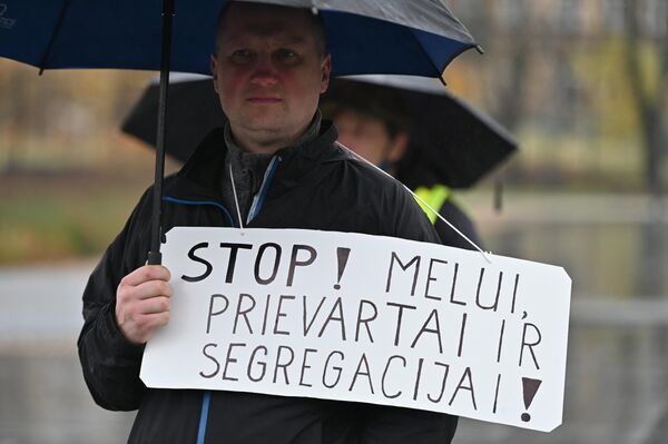 Plakatas su užrašu: &quot;Stop! Melui, prievartai ir segregacijai!&quot;. - Sputnik Lietuva