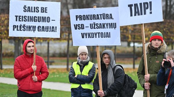 Горожане во время митинга в Вильнюсе - Sputnik Литва