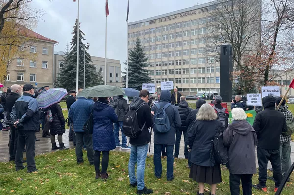 Митинг перед зданием государственного телевидения и радио в Вильнюсе