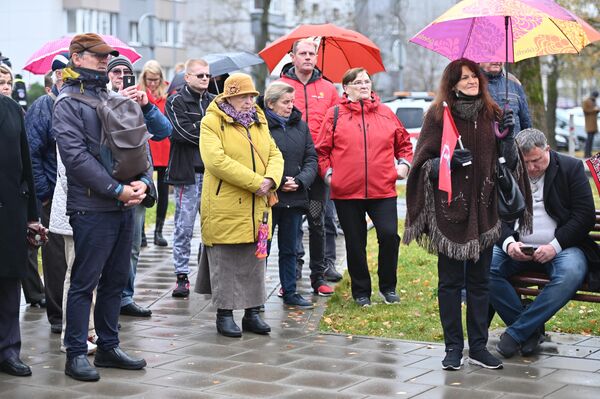 Prieš atvykdami prie LRT pastato protestuotojai surengė mitingą nuteistam Algirdui Paleckiui palaikyti. - Sputnik Lietuva