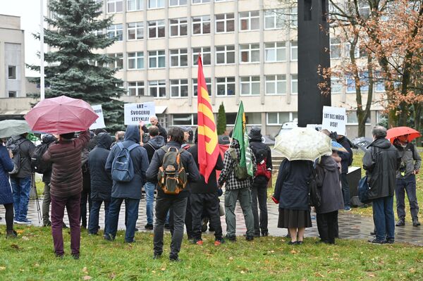Į protesto akciją prie nacionalinio transliuotojo pastato susirinko dešimtys dalyvių. - Sputnik Lietuva