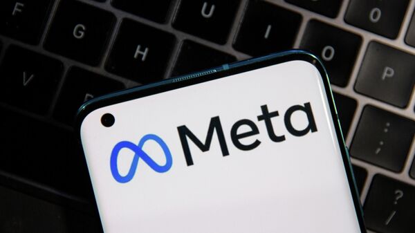 Cмартфон с логотипом Meta - Sputnik Литва