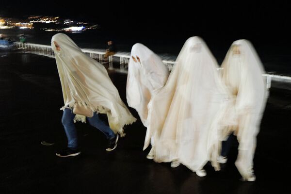 Nicoje vykstančioje Helovino šventėje vaiduokliais persirengę žmonės. - Sputnik Lietuva