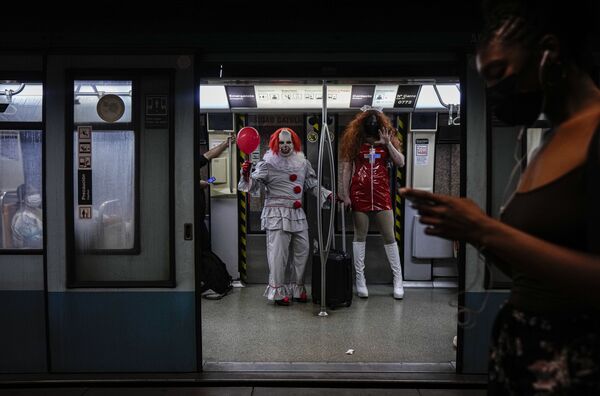 Žmonės, persirengę kostiumais, keliauja metro Čilėje. - Sputnik Lietuva