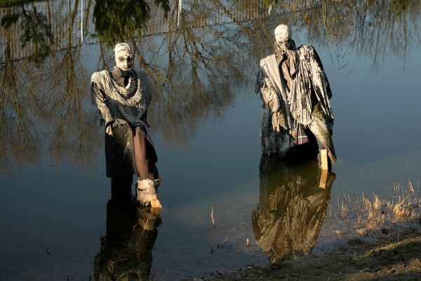 Zombių skulptūros pastatytos tvenkinyje per Helovino šventę Lietuvoje. - Sputnik Lietuva