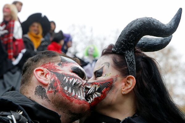 Ukrainoje, dalyviai dalyvauja parade &quot;Zombie Walk&quot;, skirtoje atšvęsti artėjantį Heloviną. - Sputnik Lietuva