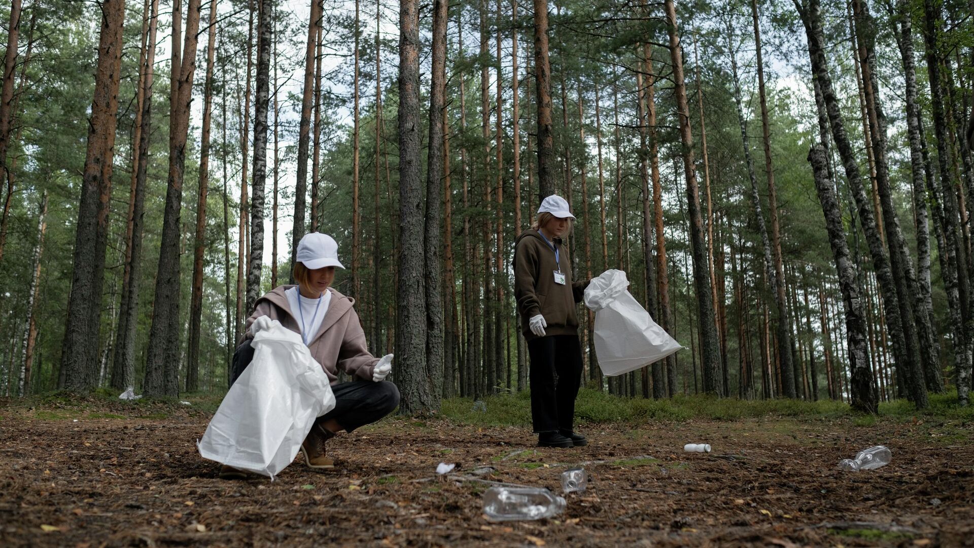 Девушки убирают мусор в лесу, архивное фото - Sputnik Lietuva, 1920, 03.01.2022